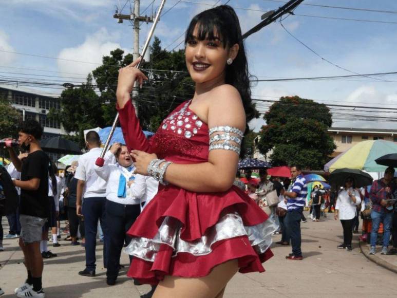 Faldas vaporosas y variedad de rojos, los trajes favoritos de las palillonas en Honduras
