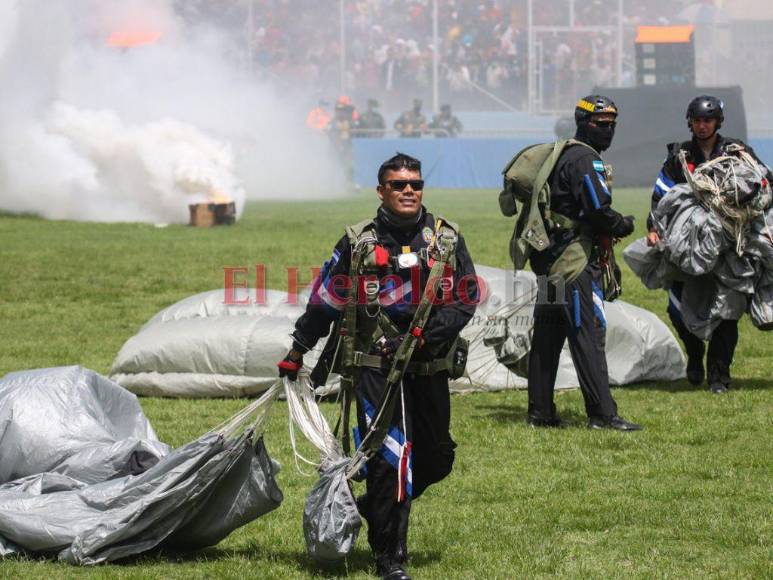 Caída en el Río Choluteca, fractura y aterrizaje en sector silla: incidencias en el show de paracaidistas