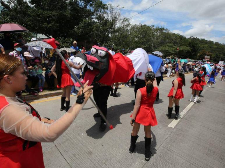 Faldas vaporosas y variedad de rojos, los trajes favoritos de las palillonas en Honduras