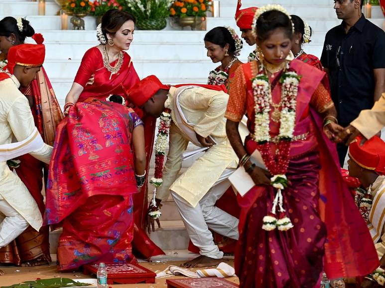 Familia más rica de Asia organiza bodas masivas antes del millonario enlace de su hijo