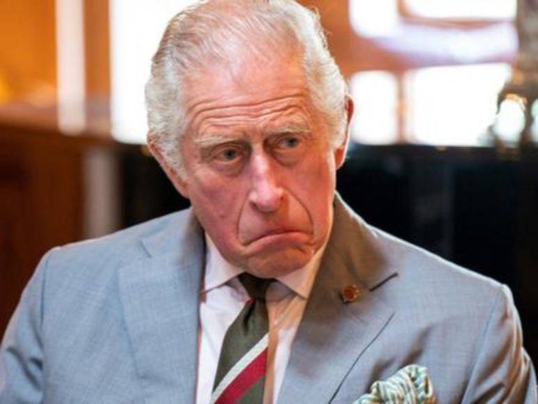 Papel de baño y frutas que no comerá: las extrañas exigencias del rey Carlos III