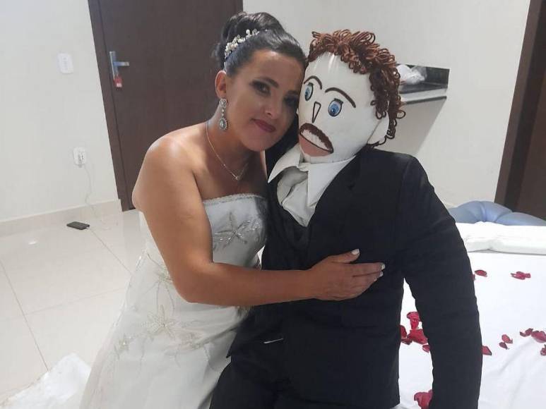 Mujer brasileña casada con muñeco “dio a luz a gemelas en parto normal”