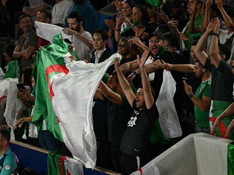 Argelia celebra con alegría la medalla de oro de la boxeadora Imane Khelif