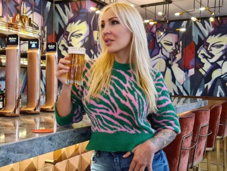 Así es Christina Rapado, la exnovia de Camilo Blanes que lo defiende ante críticas por su cambio de identidad