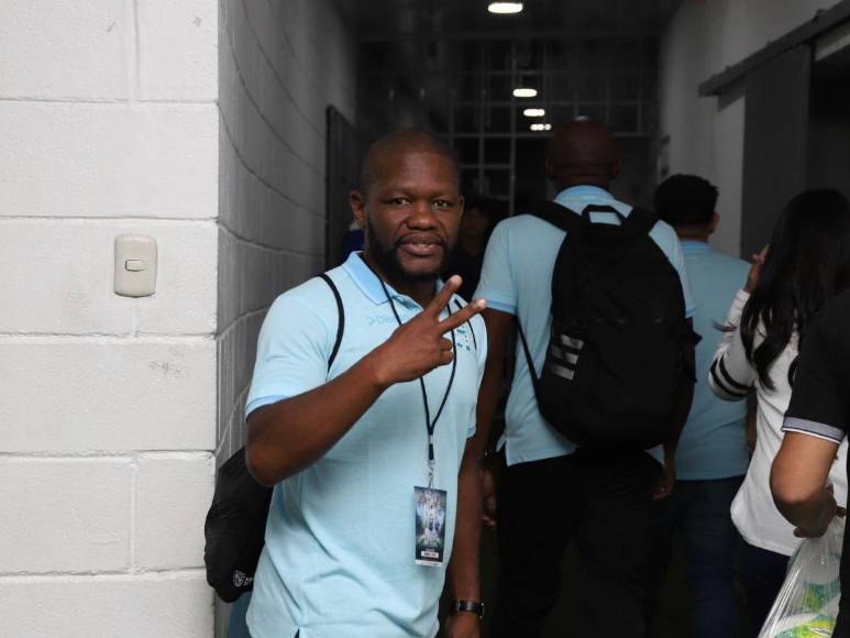 Ambiente del partido de despedida de Rambo de León ¿quién ha llegado?