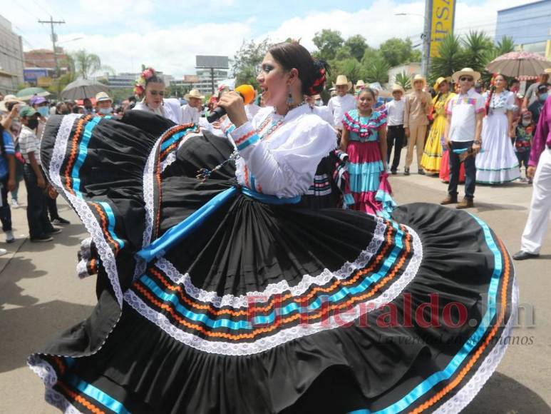 Color, cultura y creatividad: Los mejores trajes típicos de los desfiles patrios (Fotos)