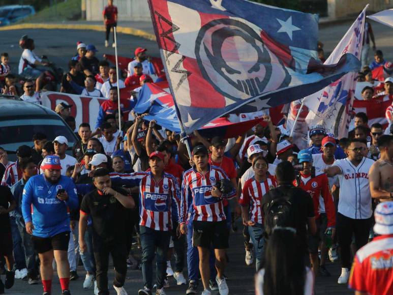 ¡Llegó el bicampeón! La impresionante entrada de la Ultra Fiel para el debut de Olimpia ante Real España