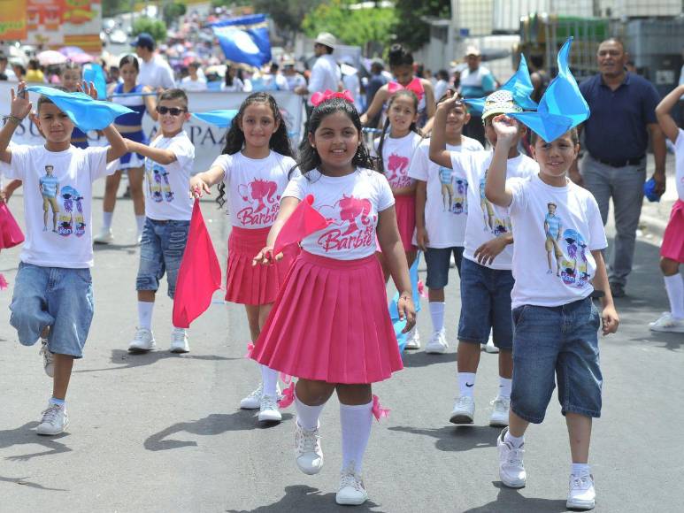Trajes reciclados, mimos y Barbies: curiosidades que dejaron desfiles patrios de los centros básicos
