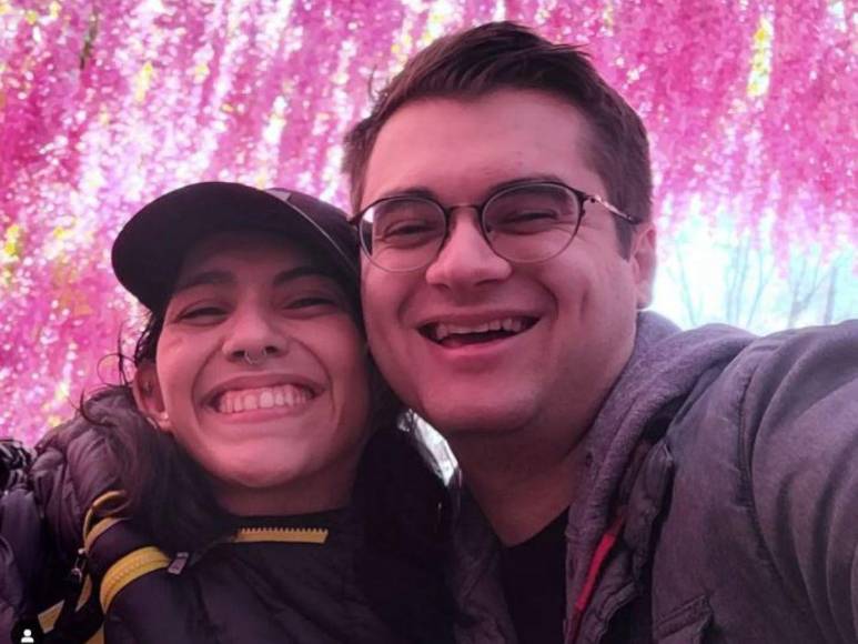 Una relación con estrictos acuerdos: así es el noviazgo de Daniel con Carmen, siamesa que comparte pelvis con su hermana