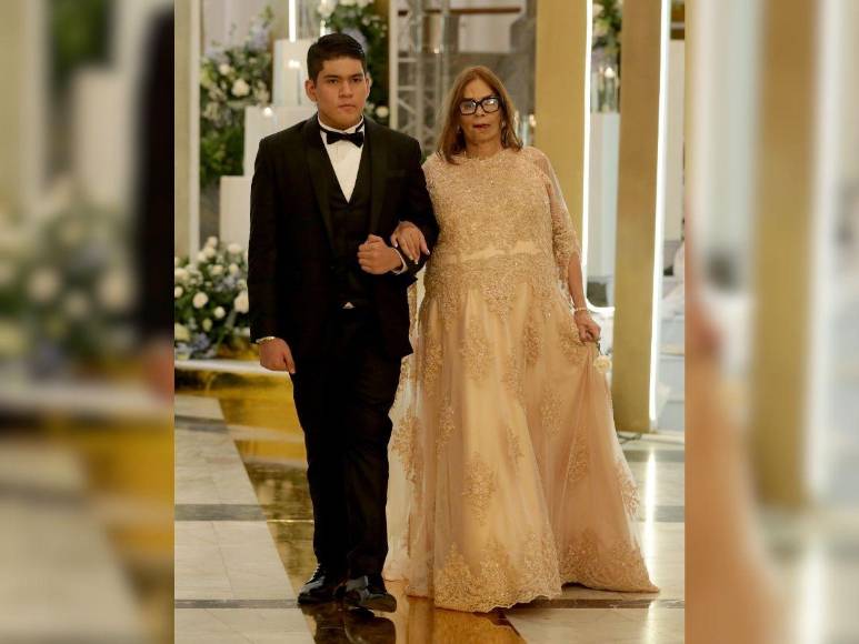 Sobriedad y elegancia en la Prom Night 2024 de Dowal School