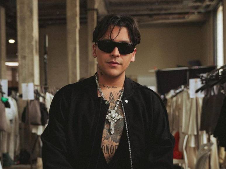 Christian Nodal reaparece en redes con “anillo de bodas”; internautas lo critican