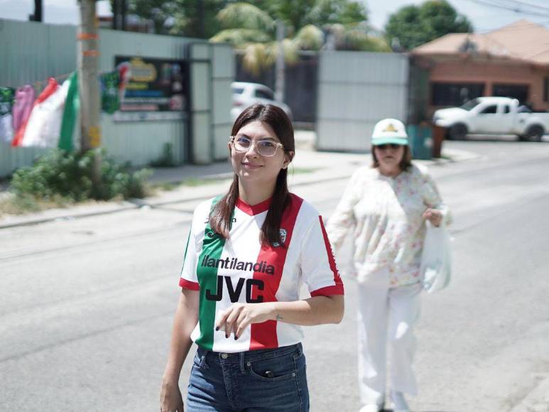 Bellas aficionadas verdolagas presentes en el clásico entre Marathón y Real España