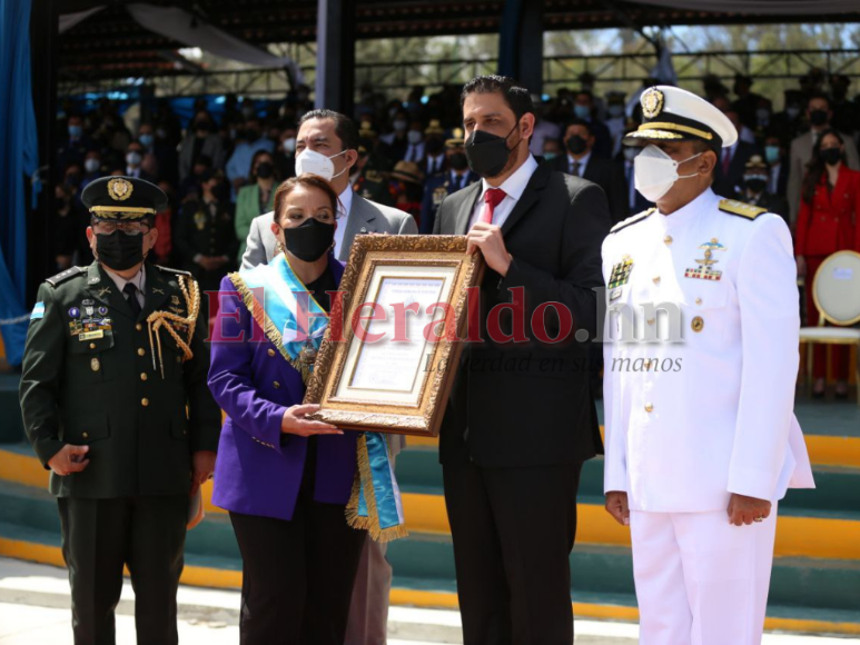 El histórico nombramiento de Xiomara Castro como comandante de las FF AA (FOTOS)