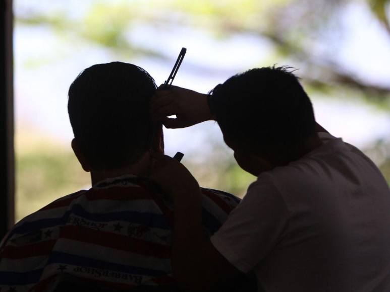 Juguetes, útiles y materiales para su negocio: Roberto Contreras sorprende con donación a Eduardo Espinal, niño barbero en Comayagua