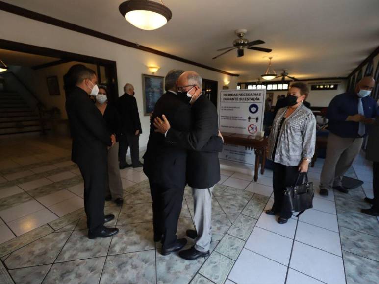 Grandes personalidades y amigos llegan al funeral del excomisionado Ramón Custodio López