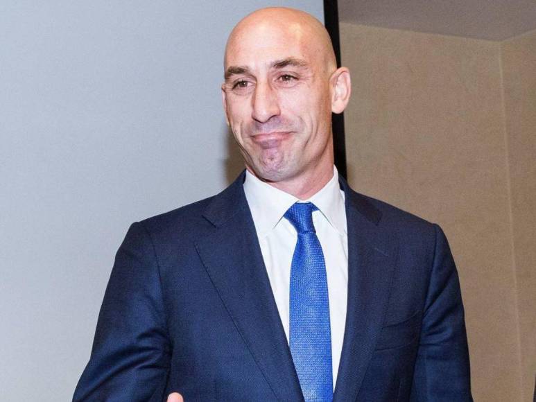 Un beso, video de disculpas y declaraciones falsas: la polémica que podría costarle la cabeza a Luis Rubiales