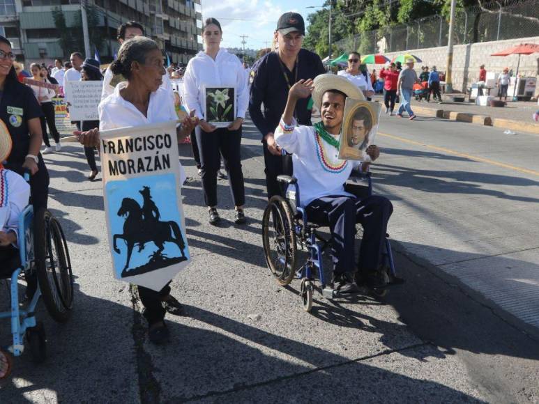 Influencers desfilando, mascotas e inclusión: las curiosidades en los desfiles patrios este 2023