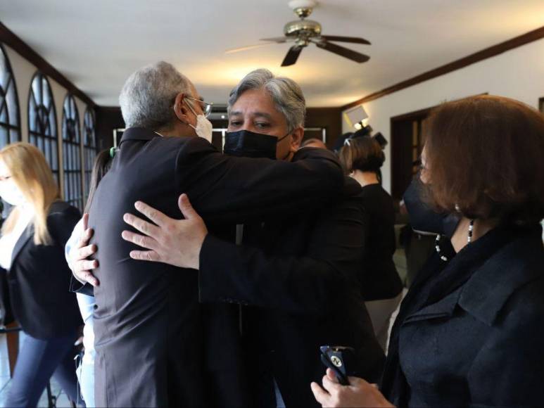 Grandes personalidades y amigos llegan al funeral del excomisionado Ramón Custodio López