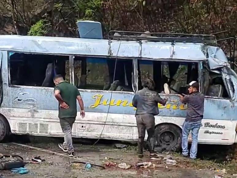 Imágenes del accidente de autobús en Taulabé; hay tres muertos y niños heridos
