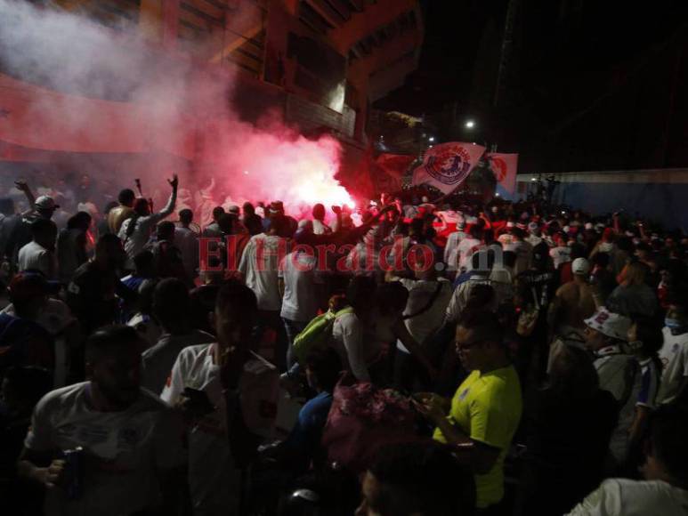 ¡Es imperdible! Así fue la espectacular llegada de la Ultra Fiel al Estadio Chelato Uclés; una celebración adelantada