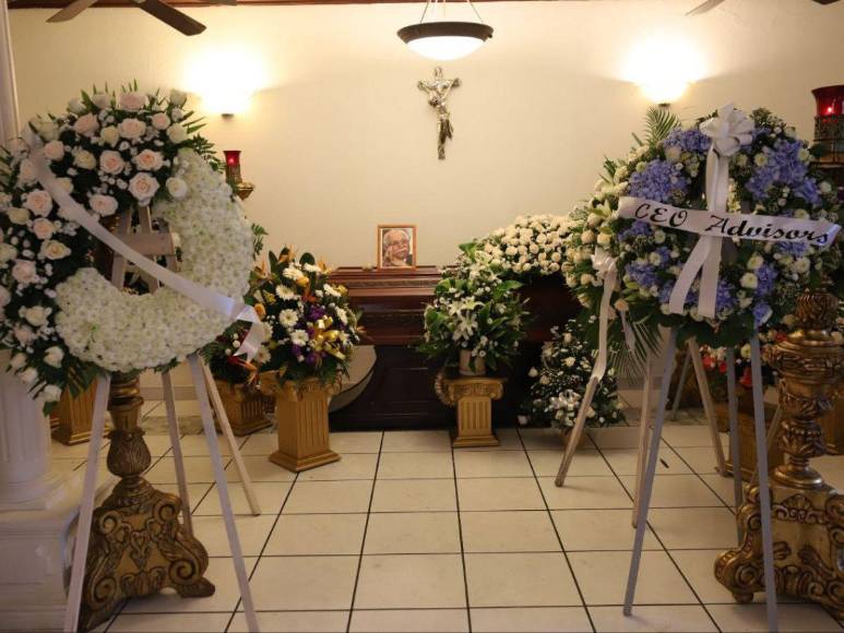 Grandes personalidades y amigos llegan al funeral del excomisionado Ramón Custodio López