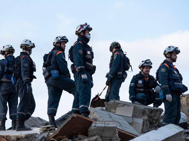 En una carrera contrarreloj, socorristas buscan sobrevivientes tras sismos en Turquía y Siria