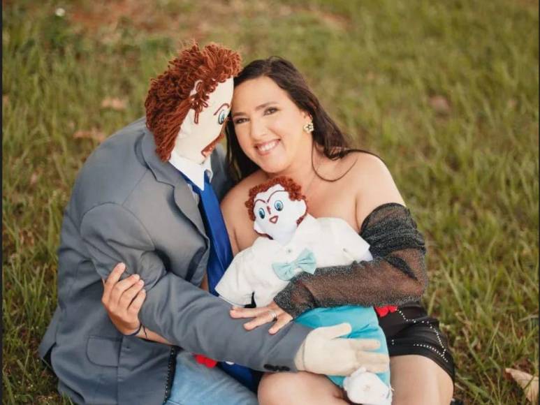 Mujer brasileña casada con muñeco “dio a luz a gemelas en parto normal”