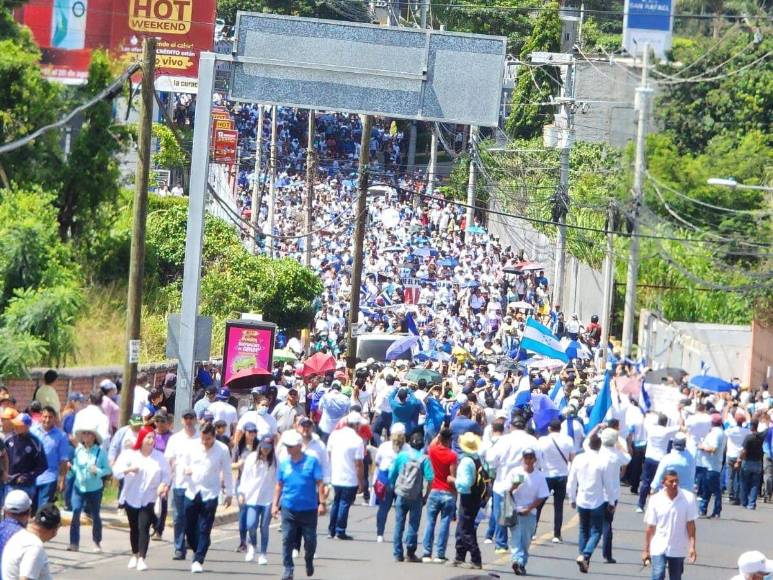 Entre denuncias de sabotaje y camisas blancas: masiva protesta del Bloque de Oposición Ciudadana