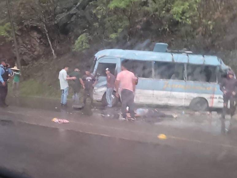 Imágenes del accidente de autobús en Taulabé; hay tres muertos y niños heridos