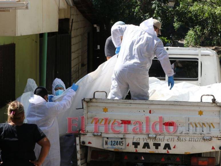 Olvidados por familiares: Así fue el entierro masivo de cadáveres sin reclamar en la capital (Fotos)