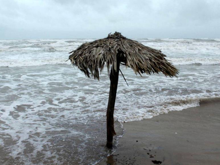 Tormenta Alberto inunda a Surfside Beach en Texas y avanza hacia México