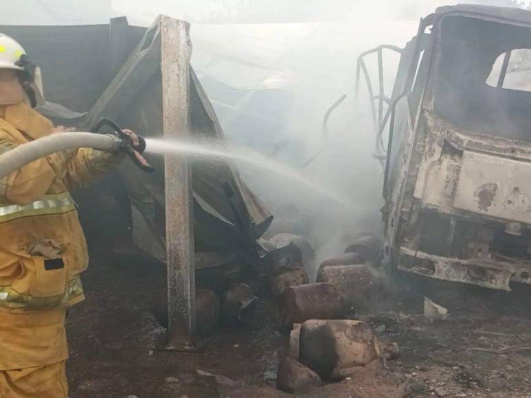 Las imágenes que dejó la potente explosión en planta de gas en Atlántida y que dejó tres heridos