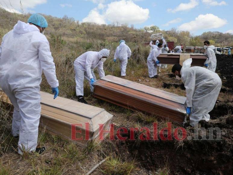 Olvidados por familiares: Así fue el entierro masivo de cadáveres sin reclamar en la capital (Fotos)