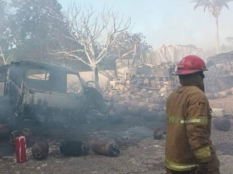 Las imágenes que dejó la potente explosión en planta de gas en Atlántida y que dejó tres heridos