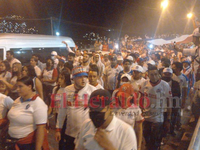 Ambientazo se vive en el Chelato Uclés durante el clásico Olimpia vs Motagua