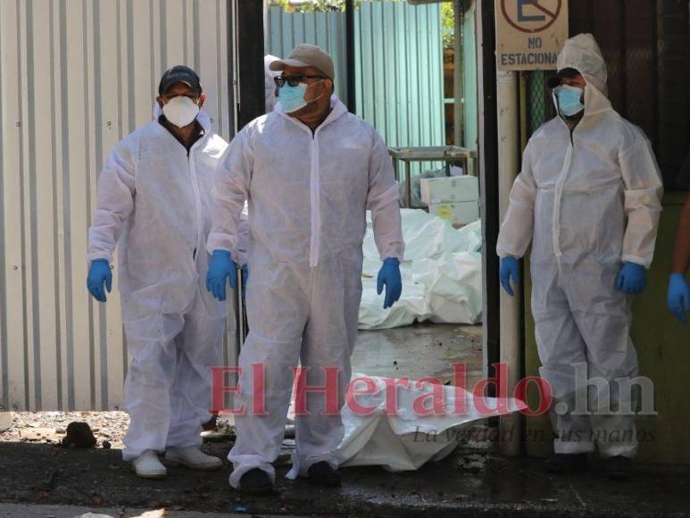 Olvidados por familiares: Así fue el entierro masivo de cadáveres sin reclamar en la capital (Fotos)