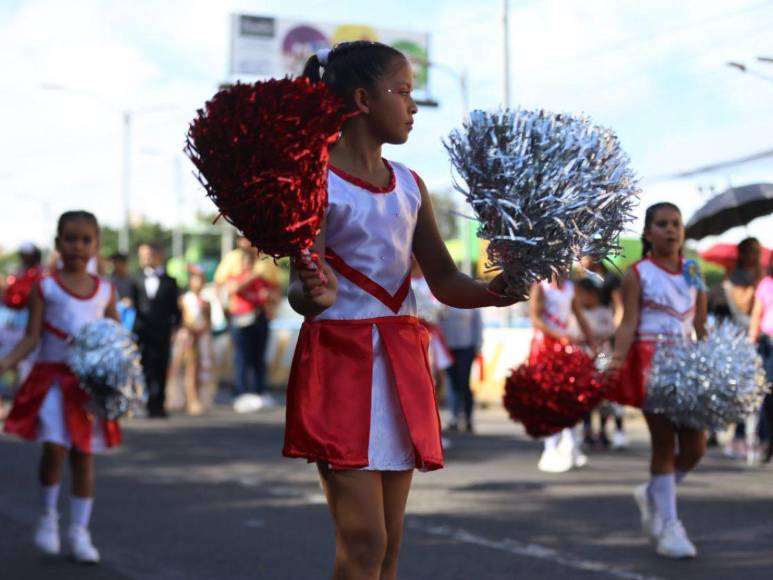 Dinámicas y bellas pomponeras de las escuelas alegran los desfiles patrios en la capital
