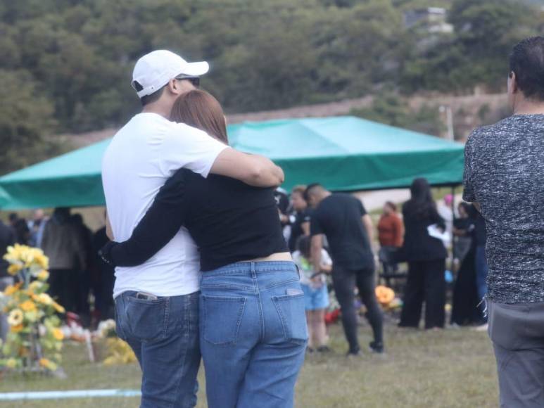 Con flores y camisas memorables, familiares y amigos despiden a Kevin Cáceres