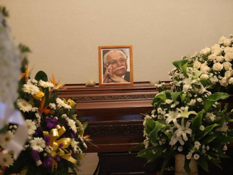 Grandes personalidades y amigos llegan al funeral del excomisionado Ramón Custodio López