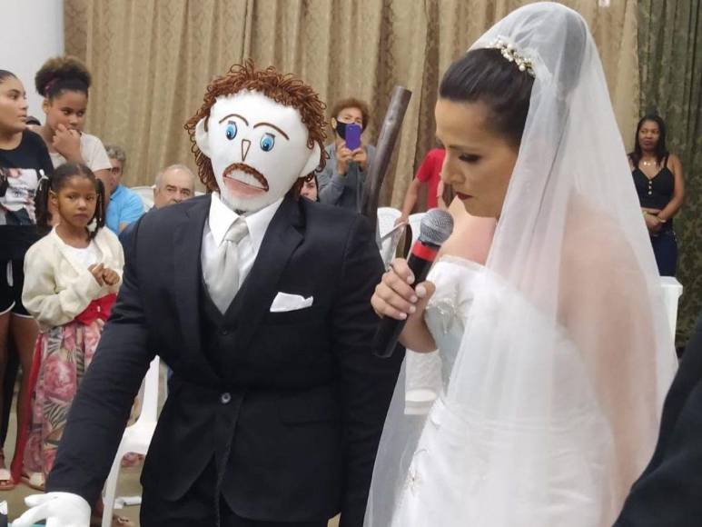 Mujer brasileña casada con muñeco “dio a luz a gemelas en parto normal”