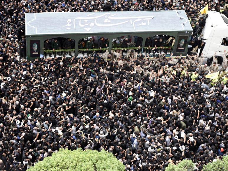 Millones de personas sepultan a presidente de Irán, víctima de accidente aéreo