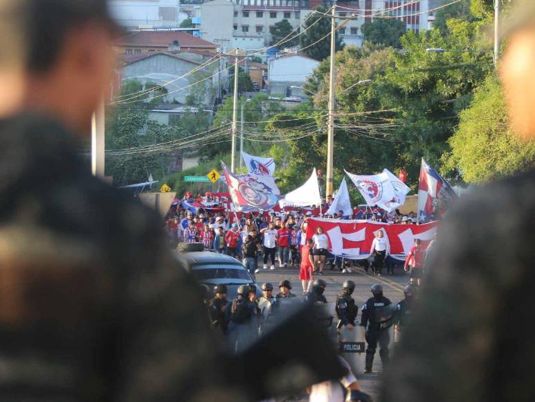 ¡Llegó el bicampeón! La impresionante entrada de la Ultra Fiel para el debut de Olimpia ante Real España