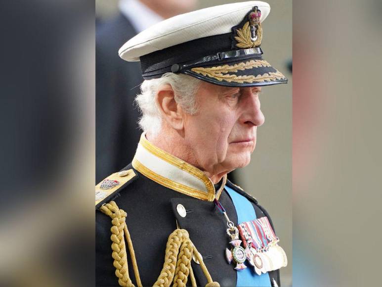 Papel de baño y frutas que no comerá: las extrañas exigencias del rey Carlos III