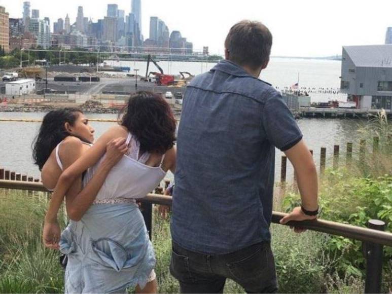 Una relación con estrictos acuerdos: así es el noviazgo de Daniel con Carmen, siamesa que comparte pelvis con su hermana