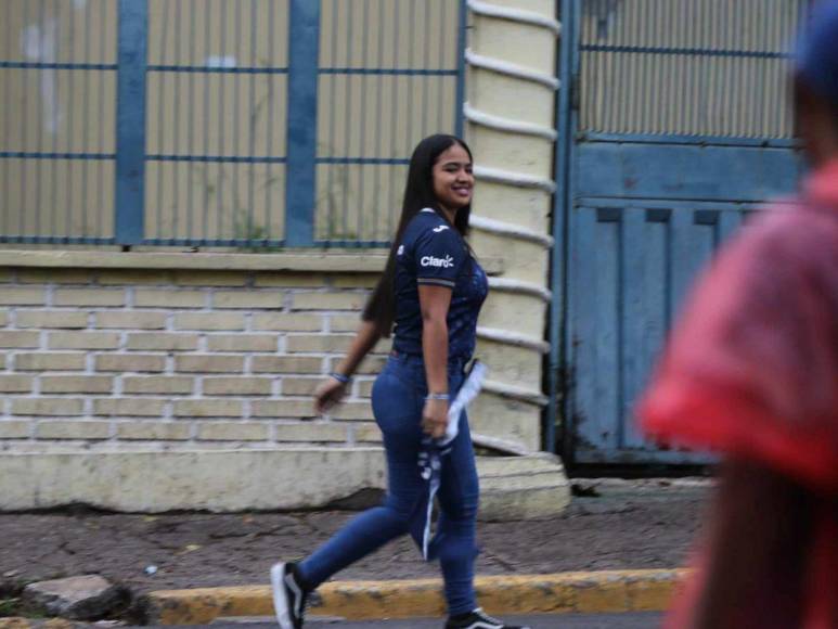 Las bellas aficionadas que roban suspiros previo al clásico Olimpia vs Motagua