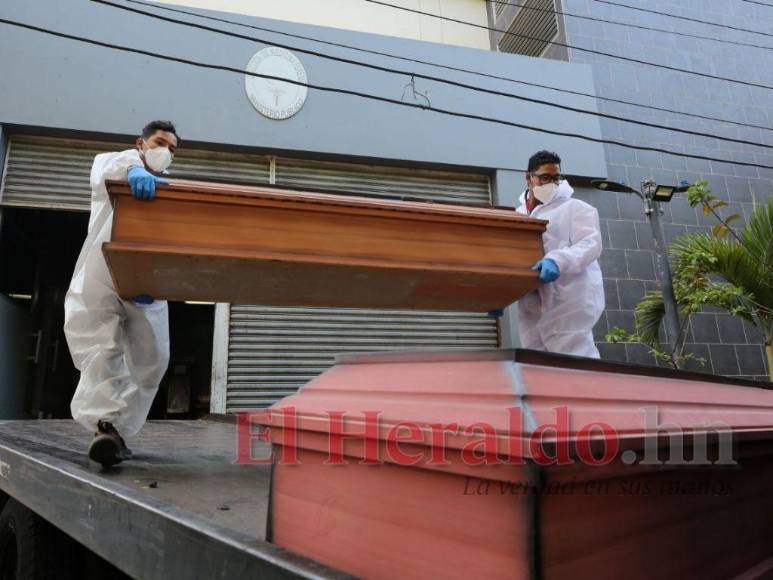 Olvidados por familiares: Así fue el entierro masivo de cadáveres sin reclamar en la capital (Fotos)