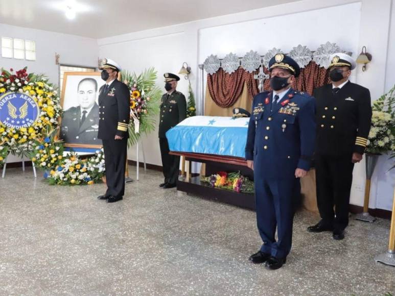 Así fue el sepelio del general de aviación José Enrique Soto Cano en La Paz