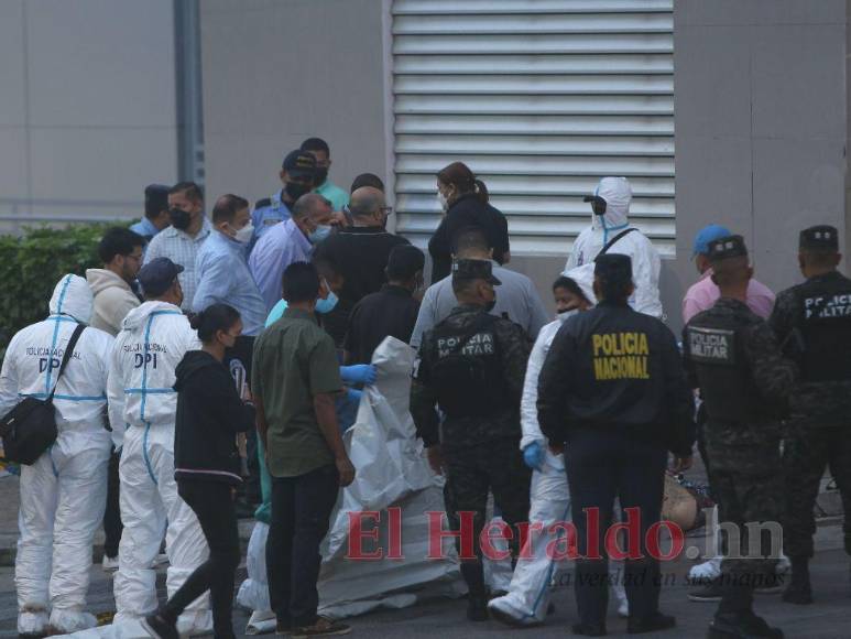 Las dramáticas imágenes que dejó la masacre de cuatro jóvenes afuera de discoteca del bulevar Morazán