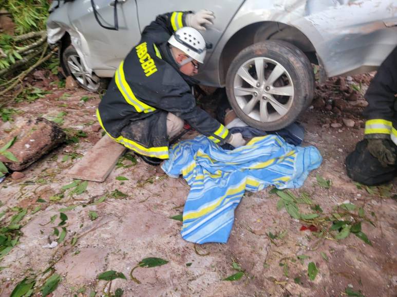 Las imágenes del fatal accidente vial donde murió una empleada de Hondutel en Valle de Ángeles