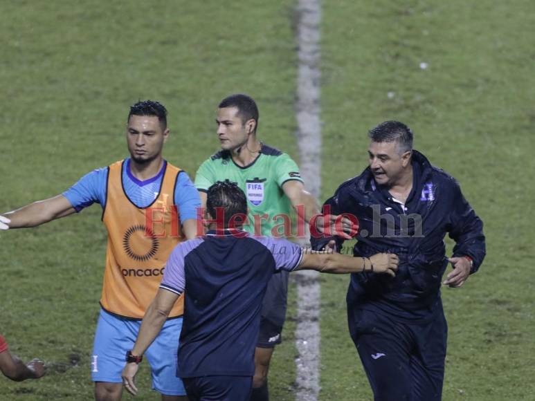Insultos y golpes: Así fue la pelea entre Diego Vázquez y el técnico canadiense al finalizar el partido (FOTOS)